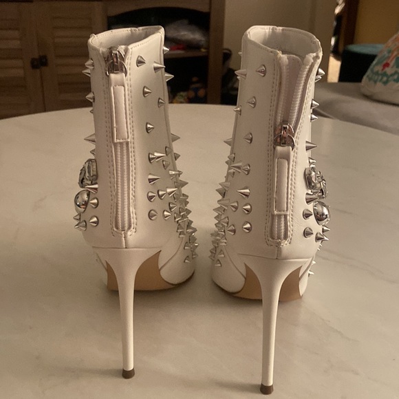 Steve Madden Viceroy Ankle Bootie. Size 7.5. Never worn. - Picture 3 of 3